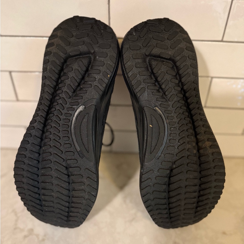 Size 8 Reebok running shoes - Picture 2 of 4